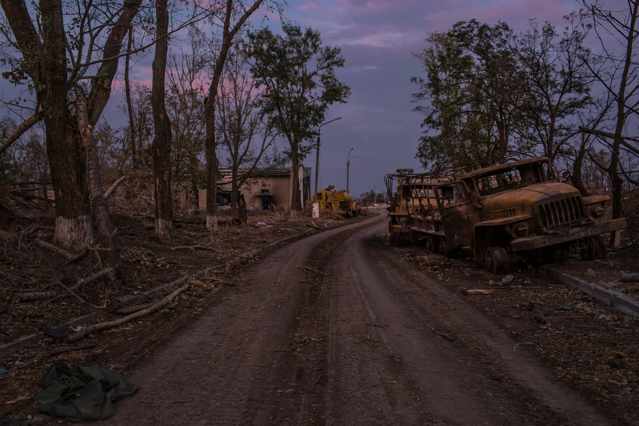 Знищена українська військова техніка біля аеропорту в Луганську в 2014 році.